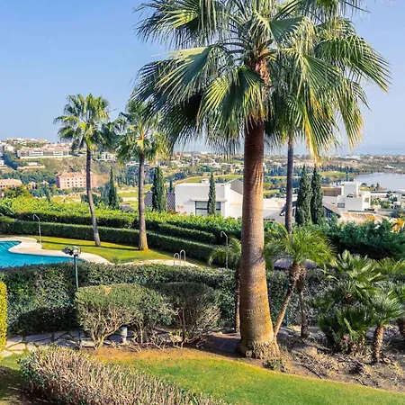 Royal Flamingos Sea View Apartment *